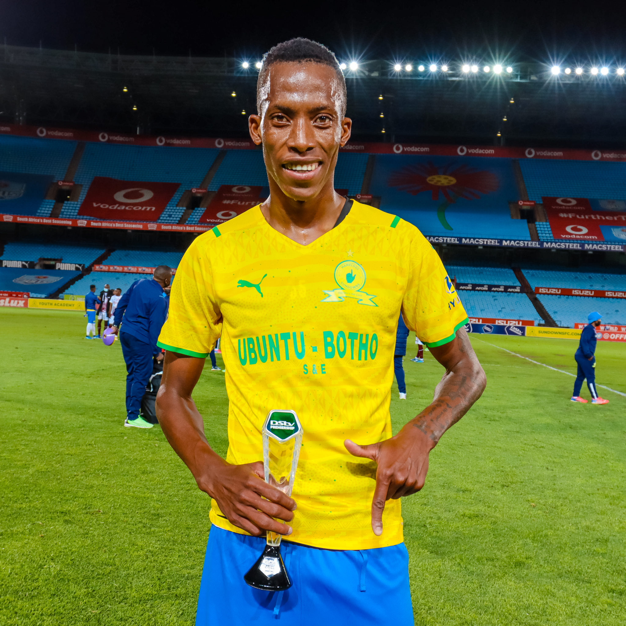 divine-lunga-salary-at-mamelodi-sundowns-2023-newshub360